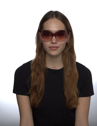 Frau mit großer, getönter Sonnenbrille – ungeeignet für Passbild.