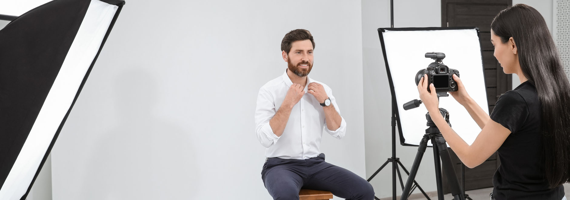 Fotograf erstellt biometrisches Passfoto im Studio mit professioneller Beleuchtung und persönlicher Betreuung